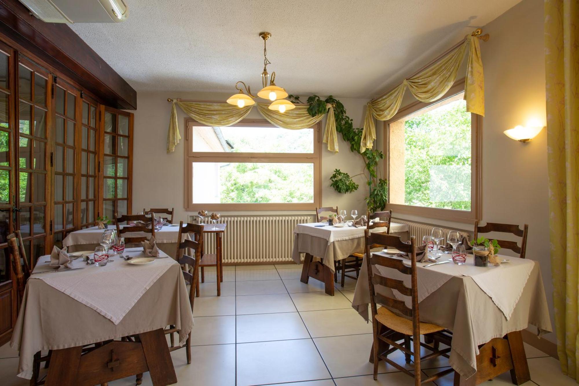 Logis Hotel Restaurant Du Pont Ambialet Eksteriør billede