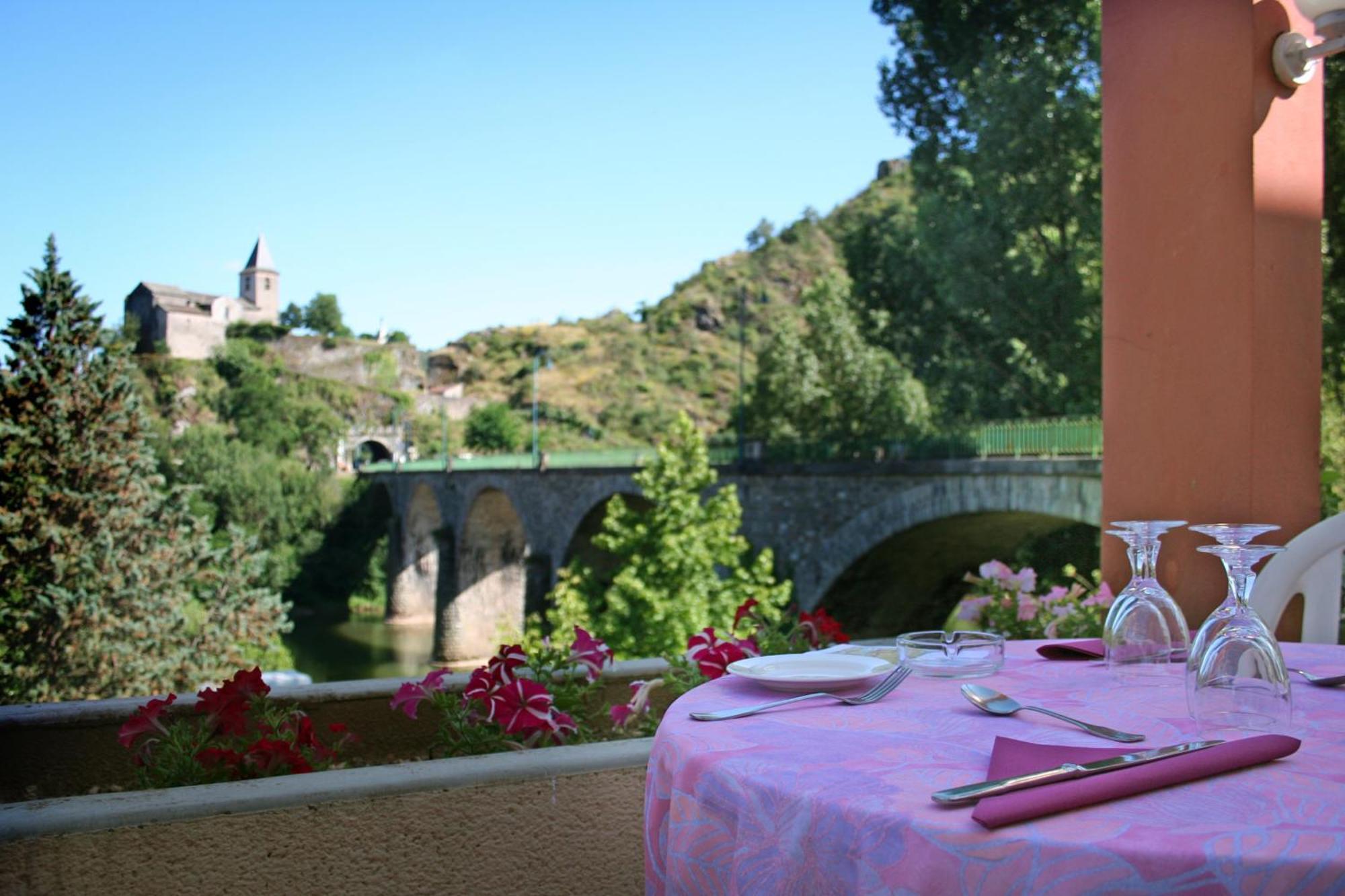 Logis Hotel Restaurant Du Pont Ambialet Eksteriør billede