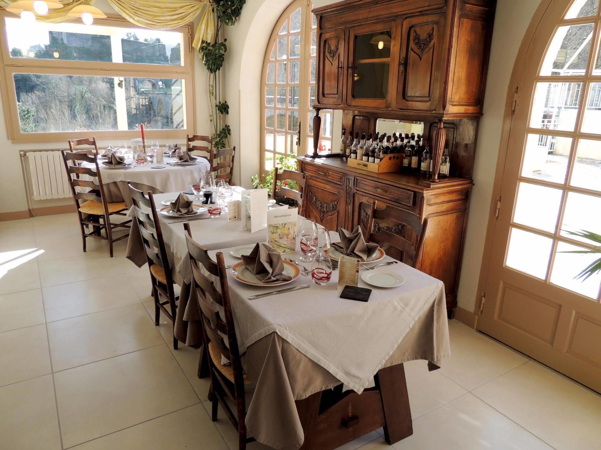 Logis Hotel Restaurant Du Pont Ambialet Eksteriør billede